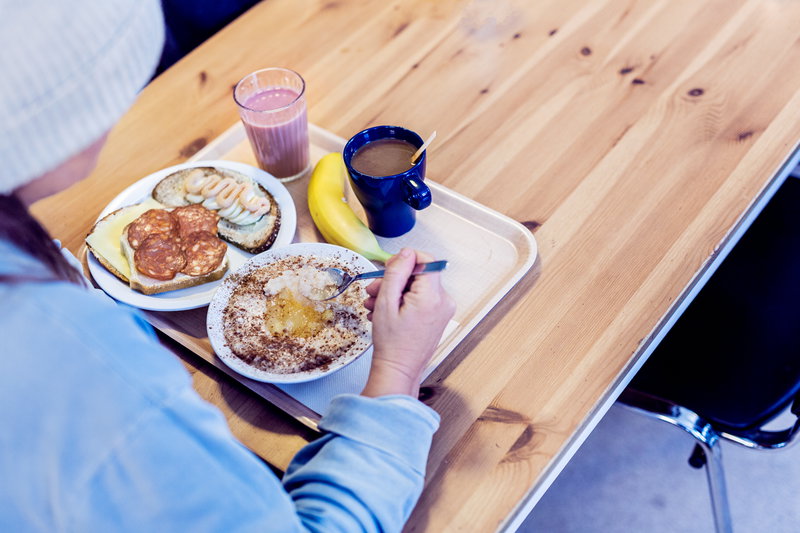 frukost med gröt och smörgåsar och kaffe