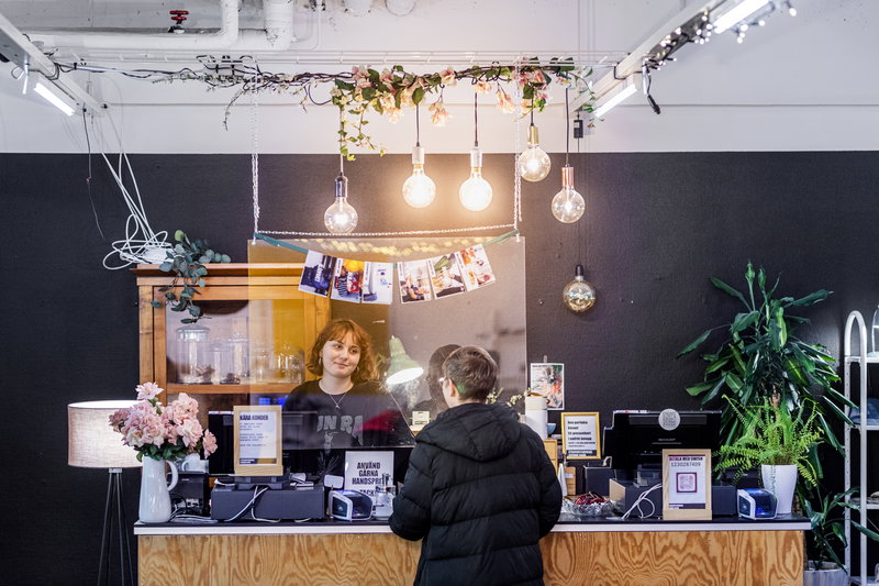 två kvinnor vid kassan i en affär