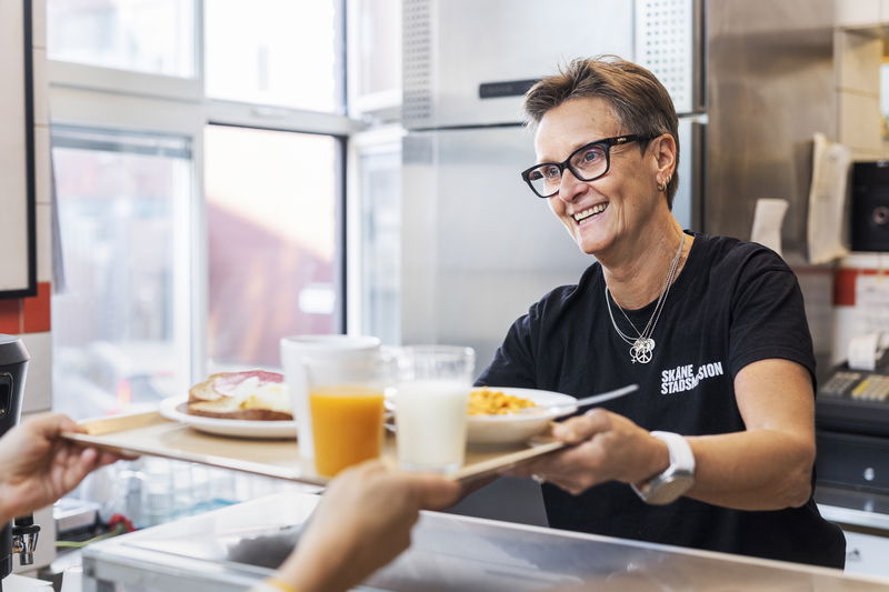 Personal serverar frukost på Cafe David, Skåne stadsmission