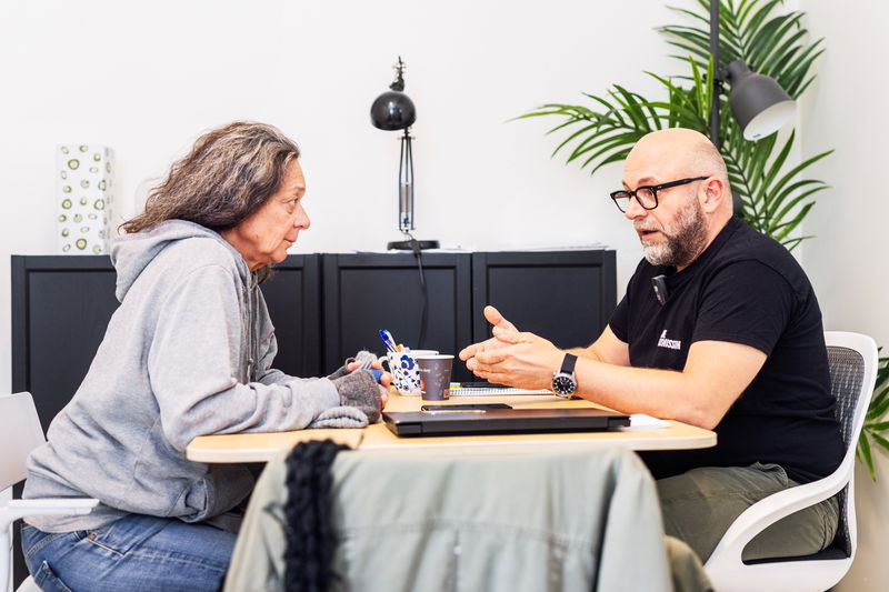 samtal mellan en kvinna och en man