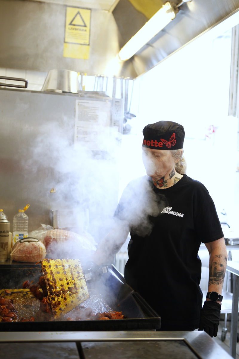 Anette steker mat på Café David
