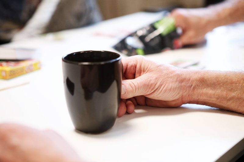 hand som håller i kopp