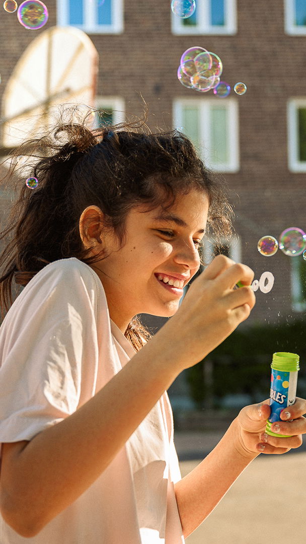 barn blåser såpbubblor