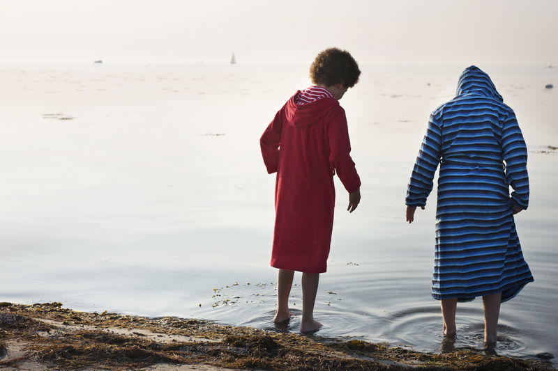 Två barn i strandkanten på Ribban